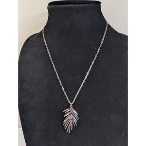 Banana Republic 20-in leaf necklace‎